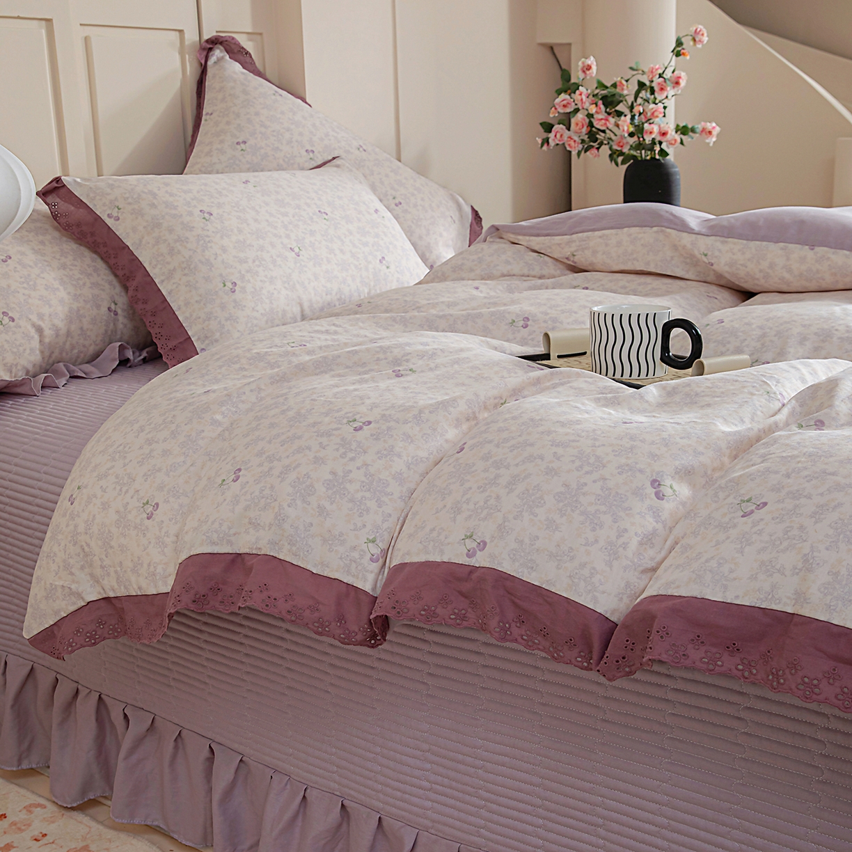 91家纺网 家纺一手货源 找家纺 情煊家纺 2026新款全棉双层纱花边款绣花款四件套 绣花款-樱桃