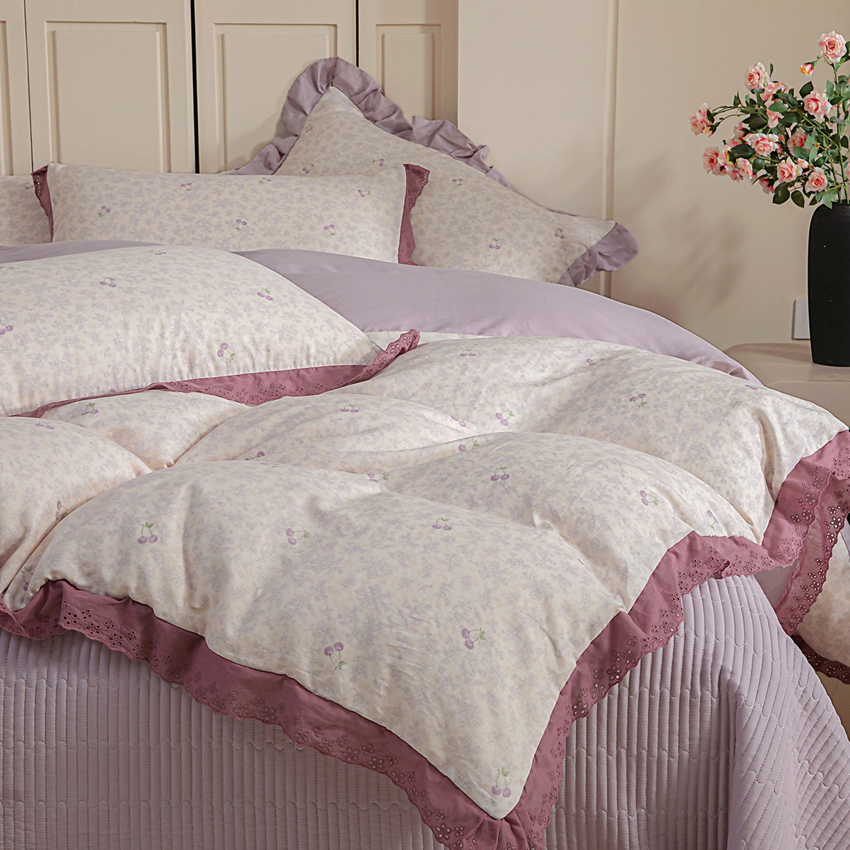 91家纺网 家纺一手货源 找家纺 情煊家纺 2026新款全棉双层纱花边款绣花款四件套 绣花款-樱桃