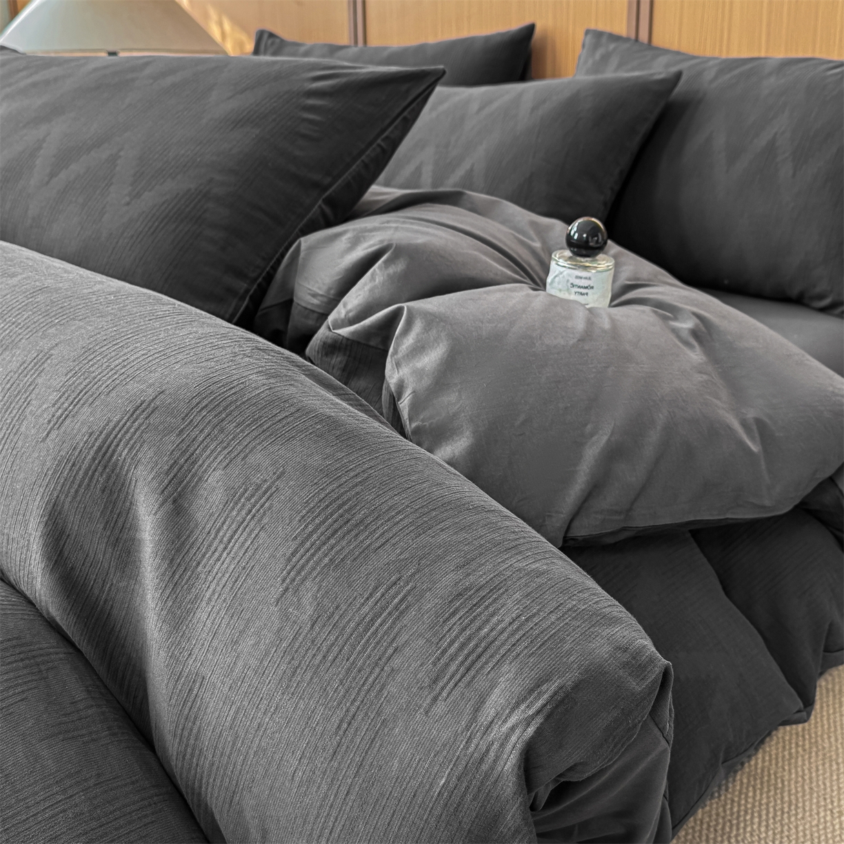 91家纺网 家纺一手货源 找家纺 灰鲸 2026新款全棉纯棉三层纱色织提花四件套 影韵-素墨