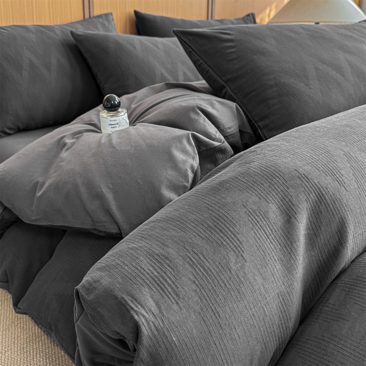 91家纺网 家纺一手货源 找家纺 灰鲸 2026新款全棉纯棉三层纱色织提花四件套 影韵-素墨