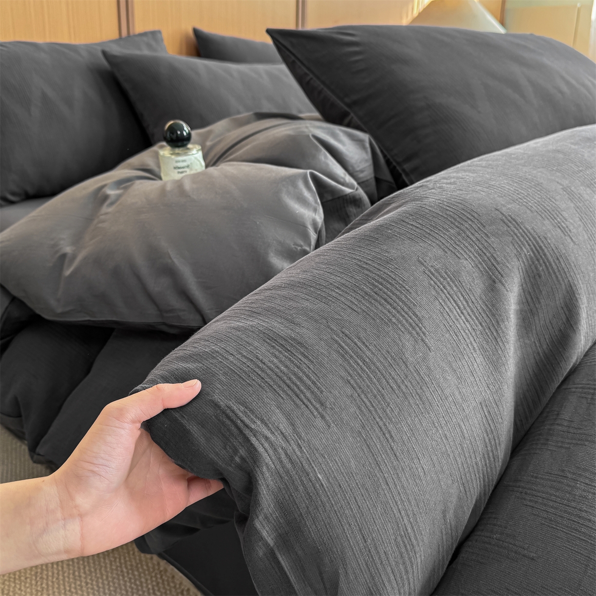 91家纺网 家纺一手货源 找家纺 灰鲸 2026新款全棉纯棉三层纱色织提花四件套 影韵-素墨