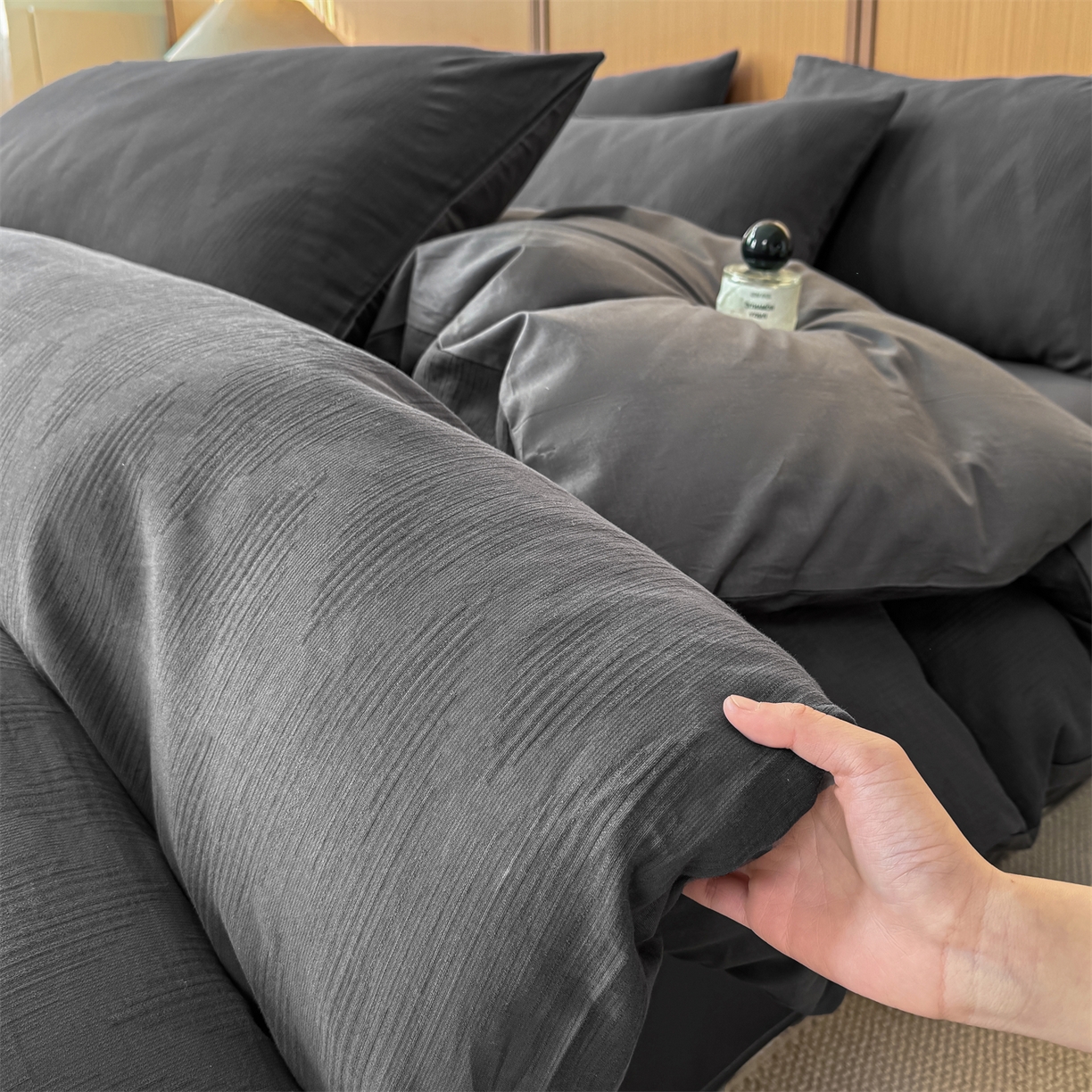 91家纺网 家纺一手货源 找家纺 灰鲸 2026新款全棉纯棉三层纱色织提花四件套 影韵-素墨