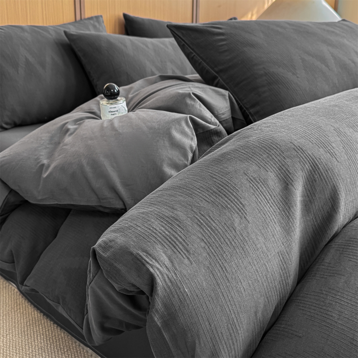 91家纺网 家纺一手货源 找家纺 灰鲸 2026新款全棉纯棉三层纱色织提花四件套 影韵-素墨