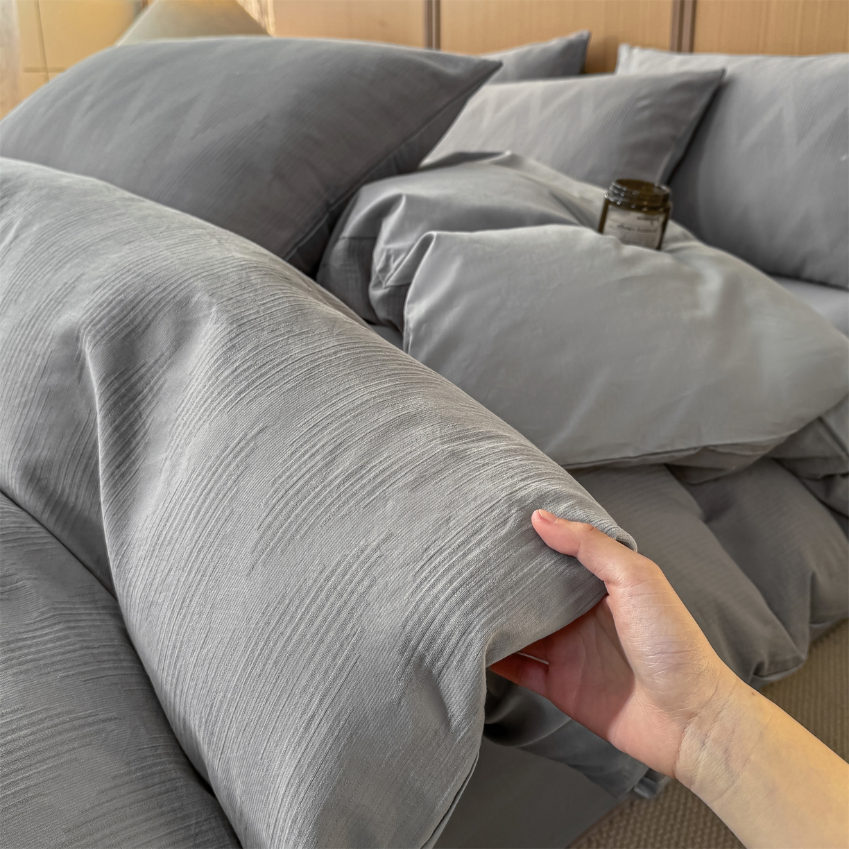 91家纺网 家纺一手货源 找家纺 灰鲸 2026新款全棉纯棉三层纱色织提花四件套 影韵-雾灰