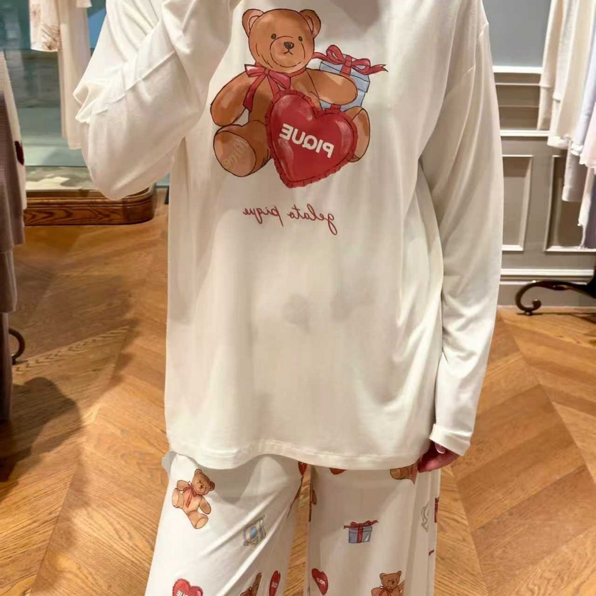 91家纺网 家纺一手货源 找家纺 妍景家居生活馆 2026新款圆领礼物熊套装 白色