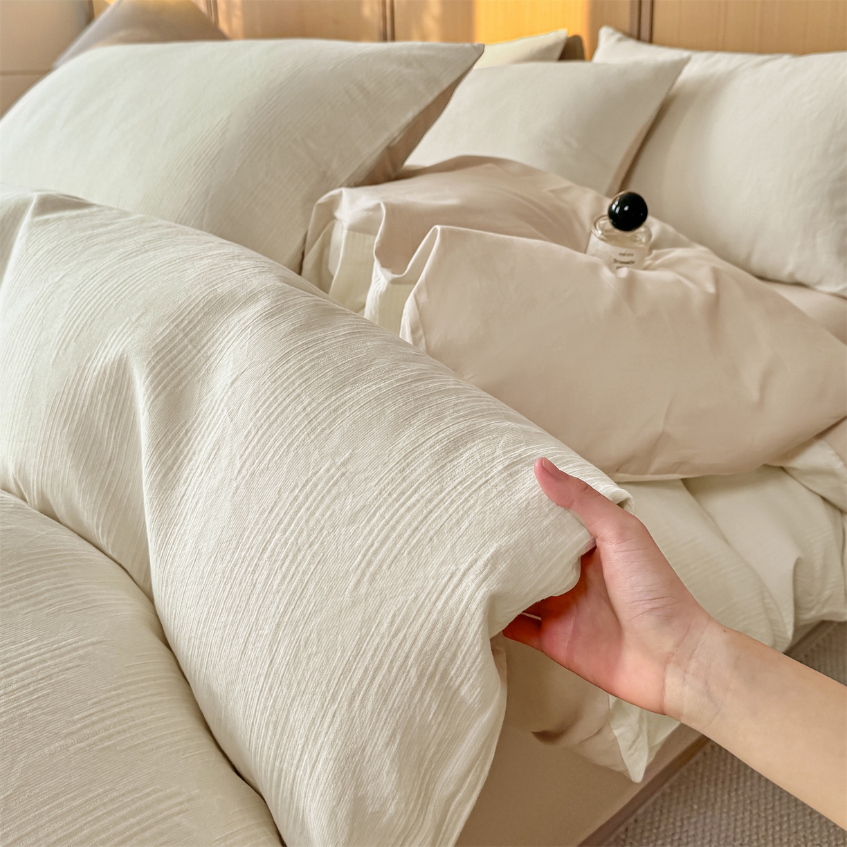 91家纺网 家纺一手货源 找家纺 灰鲸 2026新款全棉纯棉三层纱色织提花四件套 影韵-杏仁奶霜