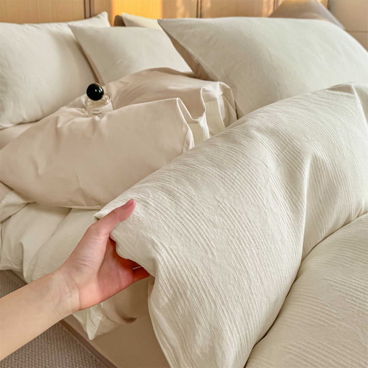 91家纺网 家纺一手货源 找家纺 灰鲸 2026新款全棉纯棉三层纱色织提花四件套 影韵-杏仁奶霜