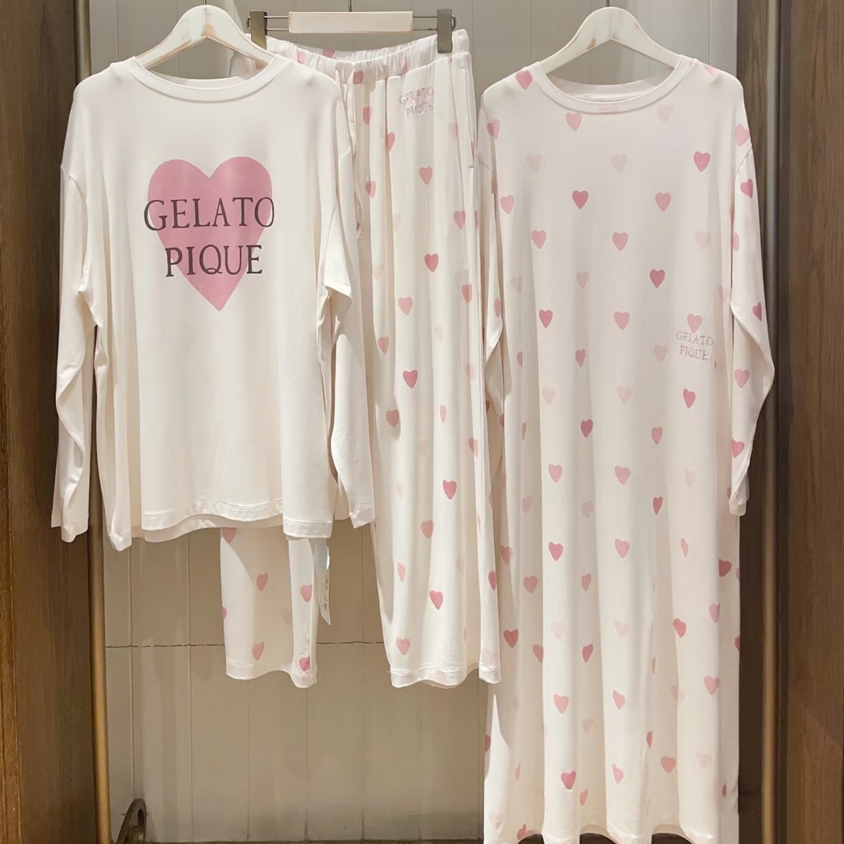 91家纺网 家纺一手货源 找家纺 妍景家居生活馆 2026新款桃心睡裙套装 粉色-桃心睡裙