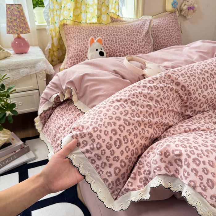 91家纺网 家纺一手货源 找家纺 梦纤绒 2026新款A类仿棉古法水洗棉法式全棉花边四件套粉豹纹