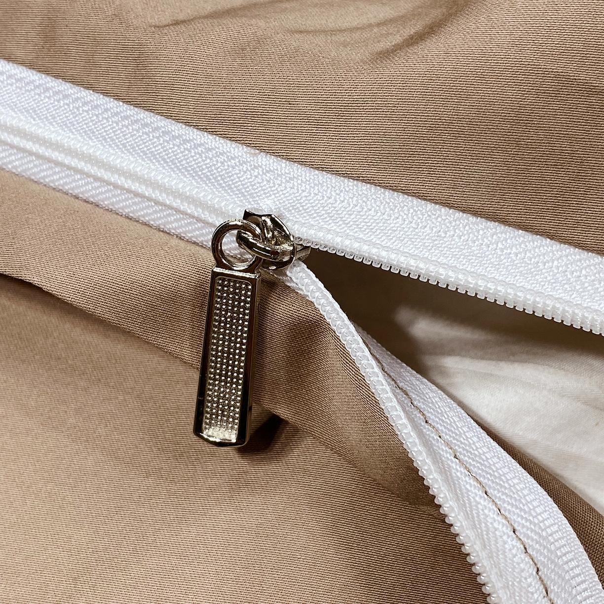 91家纺网 家纺一手货源 找家纺 拼社家纺 2026新款A类全棉50s双股100Pro贡缎长绒棉四件套全棉四件套简约纯色纯棉床上用品 香槟金+雾棕咖