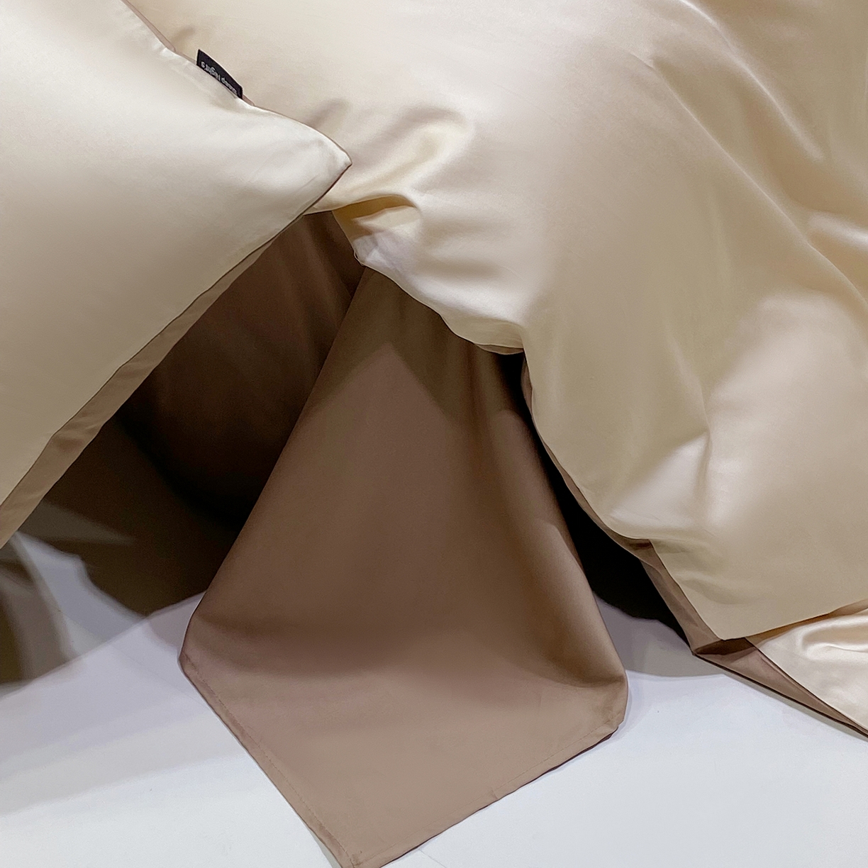 91家纺网 家纺一手货源 找家纺 拼社家纺 2026新款A类全棉50s双股100Pro贡缎长绒棉四件套全棉四件套简约纯色纯棉床上用品 香槟金+雾棕咖