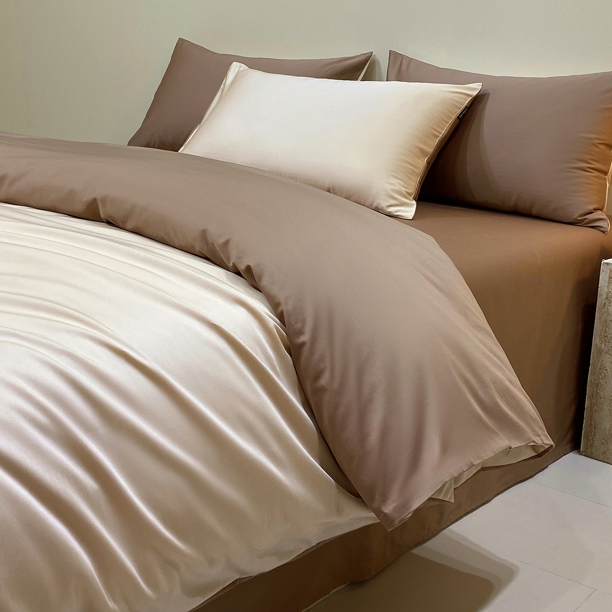 91家纺网 家纺一手货源 找家纺 拼社家纺 2026新款A类全棉50s双股100Pro贡缎长绒棉四件套全棉四件套简约纯色纯棉床上用品 香槟金+雾棕咖