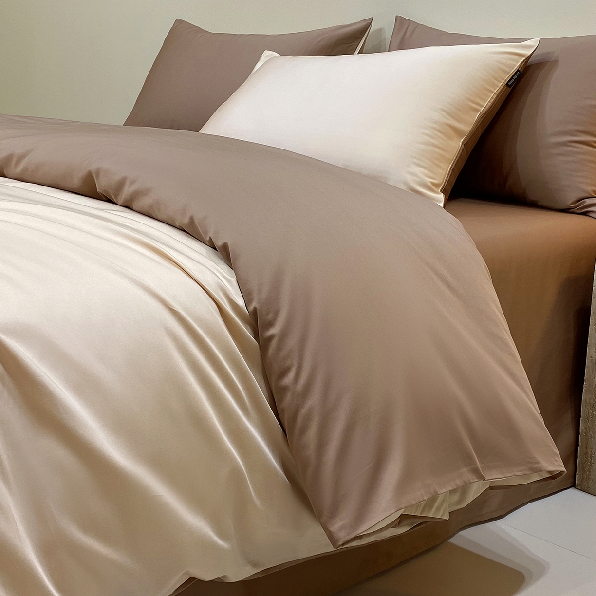 91家纺网 家纺一手货源 找家纺 拼社家纺 2026新款A类全棉50s双股100Pro贡缎长绒棉四件套全棉四件套简约纯色纯棉床上用品 香槟金+雾棕咖