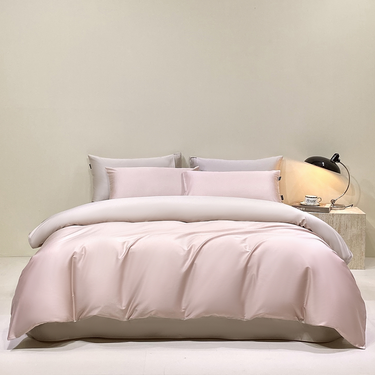 91家纺网 家纺一手货源 找家纺 拼社家纺 2026新款A类全棉50s双股100Pro贡缎长绒棉四件套全棉四件套简约纯色纯棉床上用品 云霜粉+浅莲灰