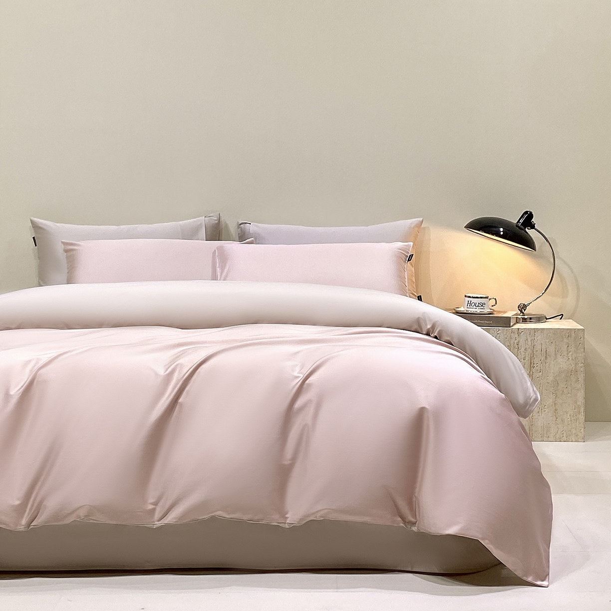 91家纺网 家纺一手货源 找家纺 拼社家纺 2026新款A类全棉50s双股100Pro贡缎长绒棉四件套全棉四件套简约纯色纯棉床上用品 云霜粉+浅莲灰