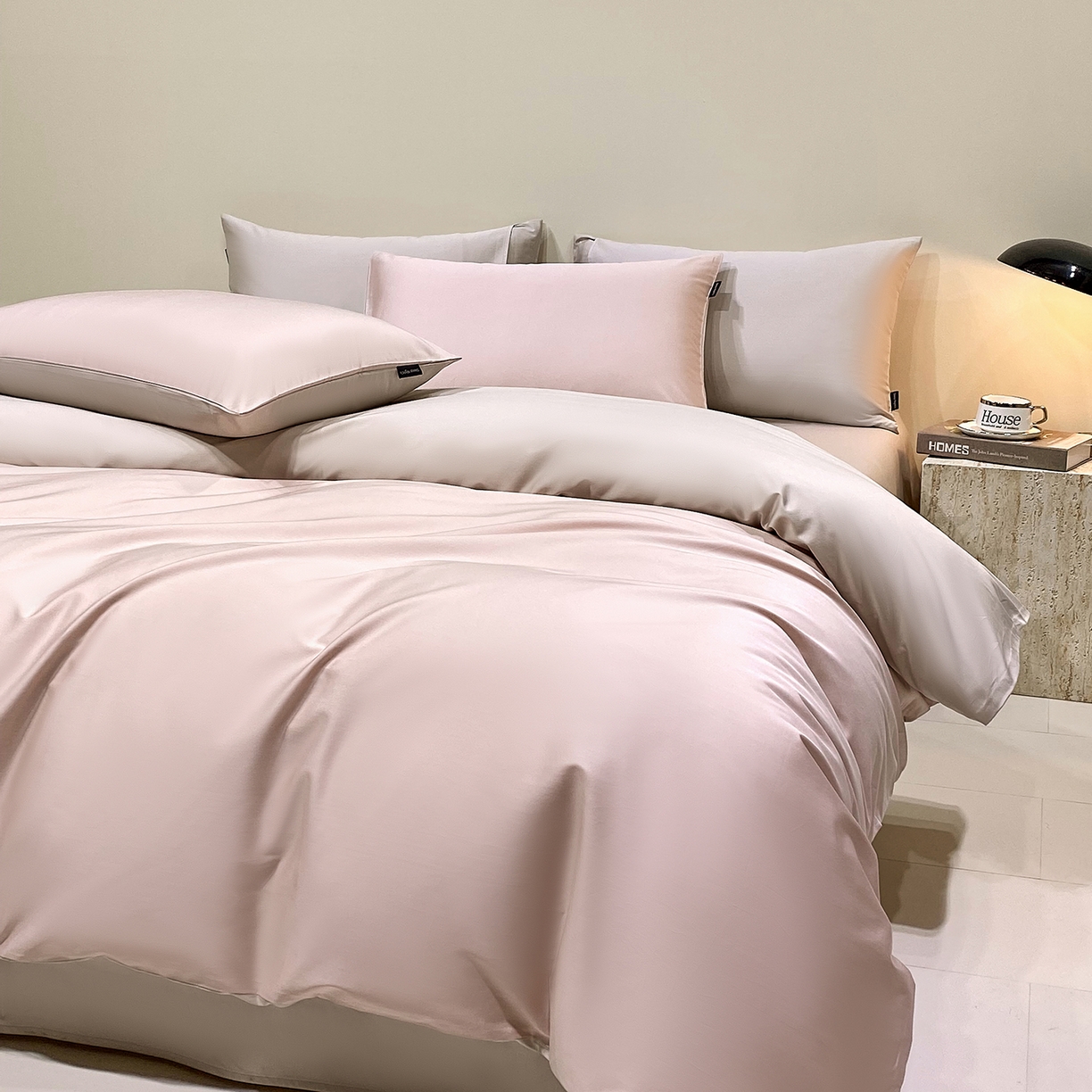 91家纺网 家纺一手货源 找家纺 拼社家纺 2026新款A类全棉50s双股100Pro贡缎长绒棉四件套全棉四件套简约纯色纯棉床上用品 云霜粉+浅莲灰