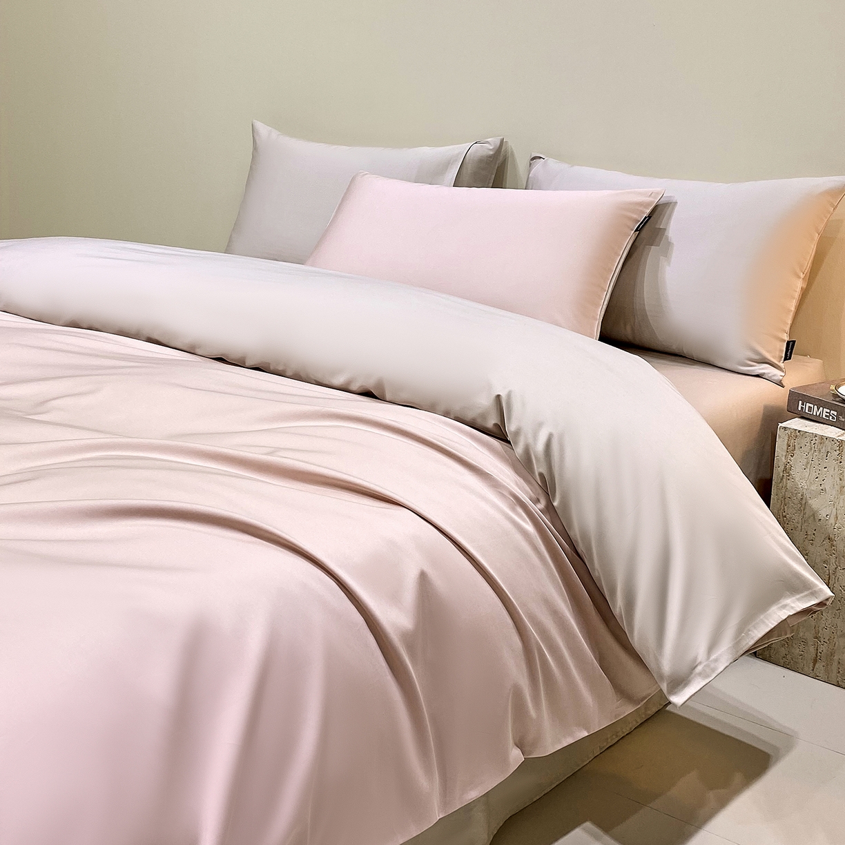 91家纺网 家纺一手货源 找家纺 拼社家纺 2026新款A类全棉50s双股100Pro贡缎长绒棉四件套全棉四件套简约纯色纯棉床上用品 云霜粉+浅莲灰