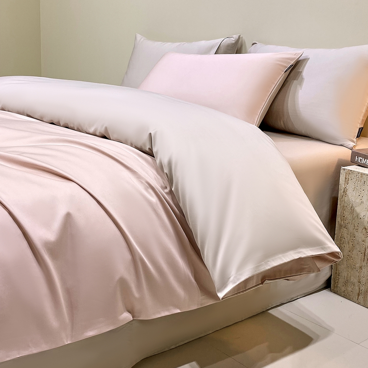 91家纺网 家纺一手货源 找家纺 拼社家纺 2026新款A类全棉50s双股100Pro贡缎长绒棉四件套全棉四件套简约纯色纯棉床上用品 云霜粉+浅莲灰