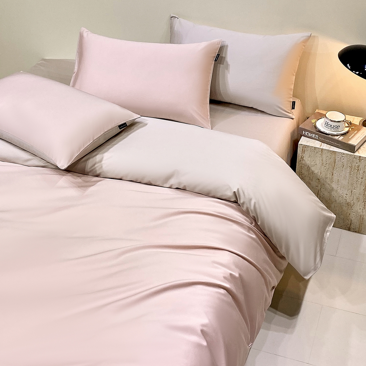 91家纺网 家纺一手货源 找家纺 拼社家纺 2026新款A类全棉50s双股100Pro贡缎长绒棉四件套全棉四件套简约纯色纯棉床上用品 云霜粉+浅莲灰