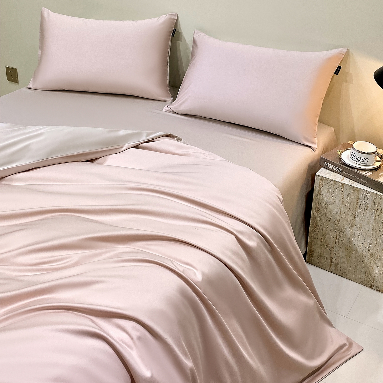 91家纺网 家纺一手货源 找家纺 拼社家纺 2026新款A类全棉50s双股100Pro贡缎长绒棉四件套全棉四件套简约纯色纯棉床上用品 云霜粉+浅莲灰