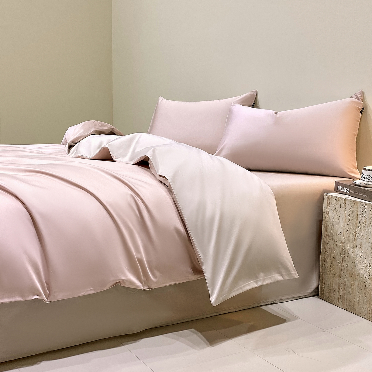 91家纺网 家纺一手货源 找家纺 拼社家纺 2026新款A类全棉50s双股100Pro贡缎长绒棉四件套全棉四件套简约纯色纯棉床上用品 云霜粉+浅莲灰