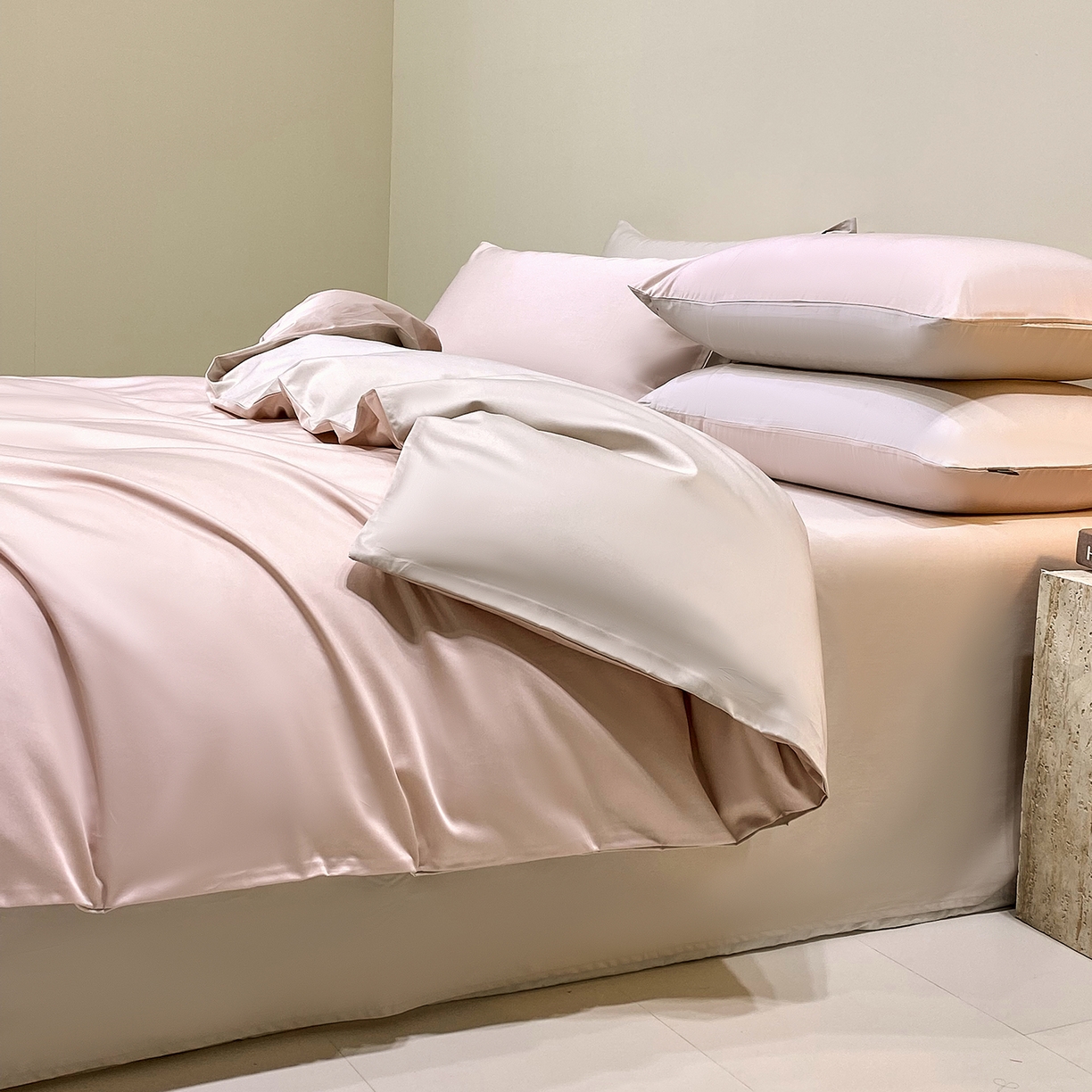 91家纺网 家纺一手货源 找家纺 拼社家纺 2026新款A类全棉50s双股100Pro贡缎长绒棉四件套全棉四件套简约纯色纯棉床上用品 云霜粉+浅莲灰