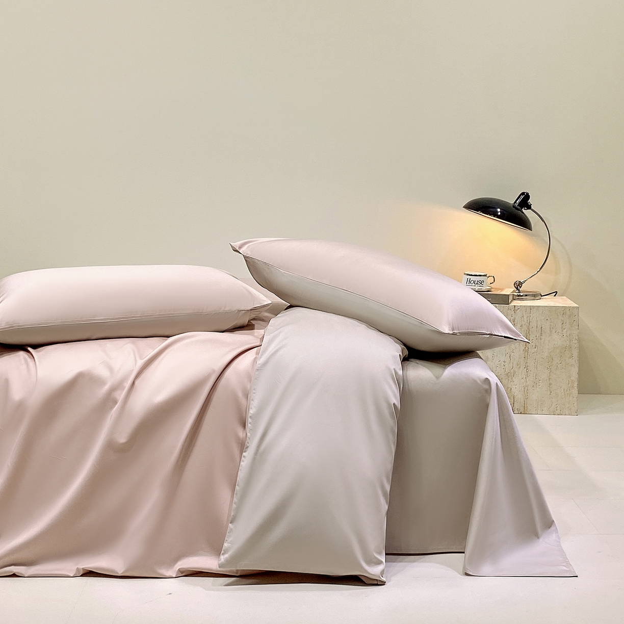 91家纺网 家纺一手货源 找家纺 拼社家纺 2026新款A类全棉50s双股100Pro贡缎长绒棉四件套全棉四件套简约纯色纯棉床上用品 云霜粉+浅莲灰