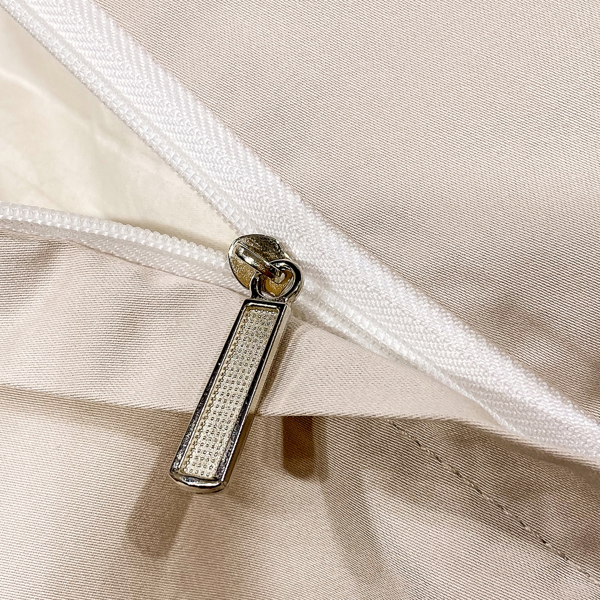 91家纺网 家纺一手货源 找家纺 拼社家纺 2026新款A类全棉50s双股100Pro贡缎长绒棉四件套全棉四件套简约纯色纯棉床上用品 云霜粉+浅莲灰