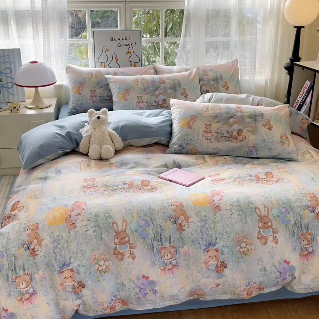 91家纺网 家纺一手货源 找家纺 睡美美家纺 2026新款13070数码印花全棉纯棉动物卡通三件套四件套 花车小熊-蓝