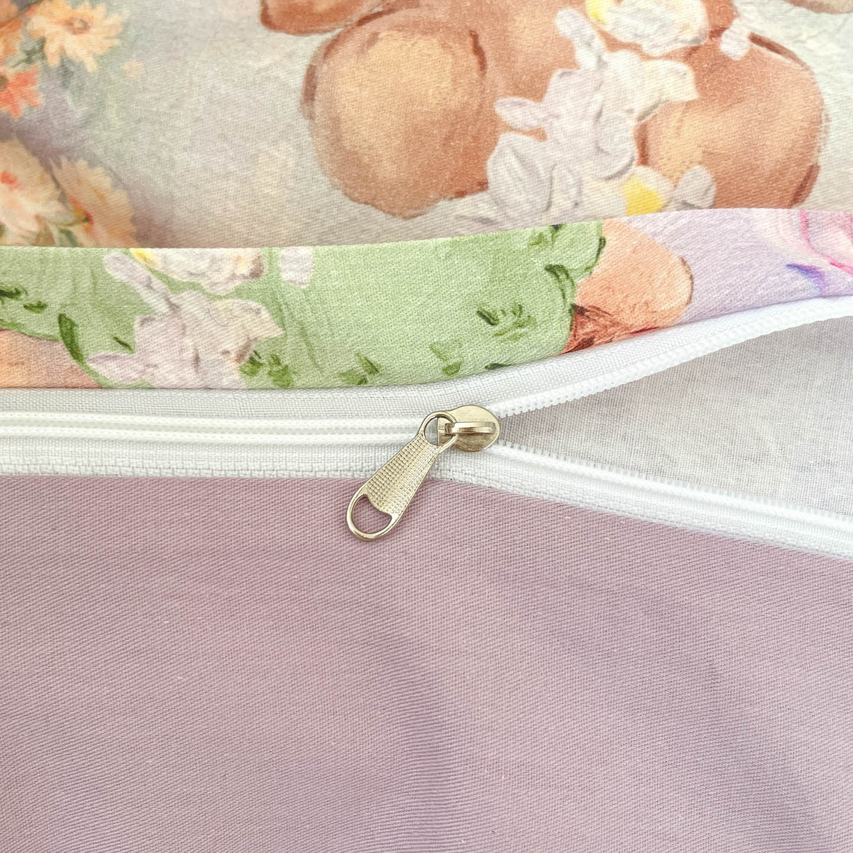 91家纺网 家纺一手货源 找家纺 睡美美家纺 2026新款13070数码印花全棉纯棉动物卡通三件套四件套 花车小熊-紫