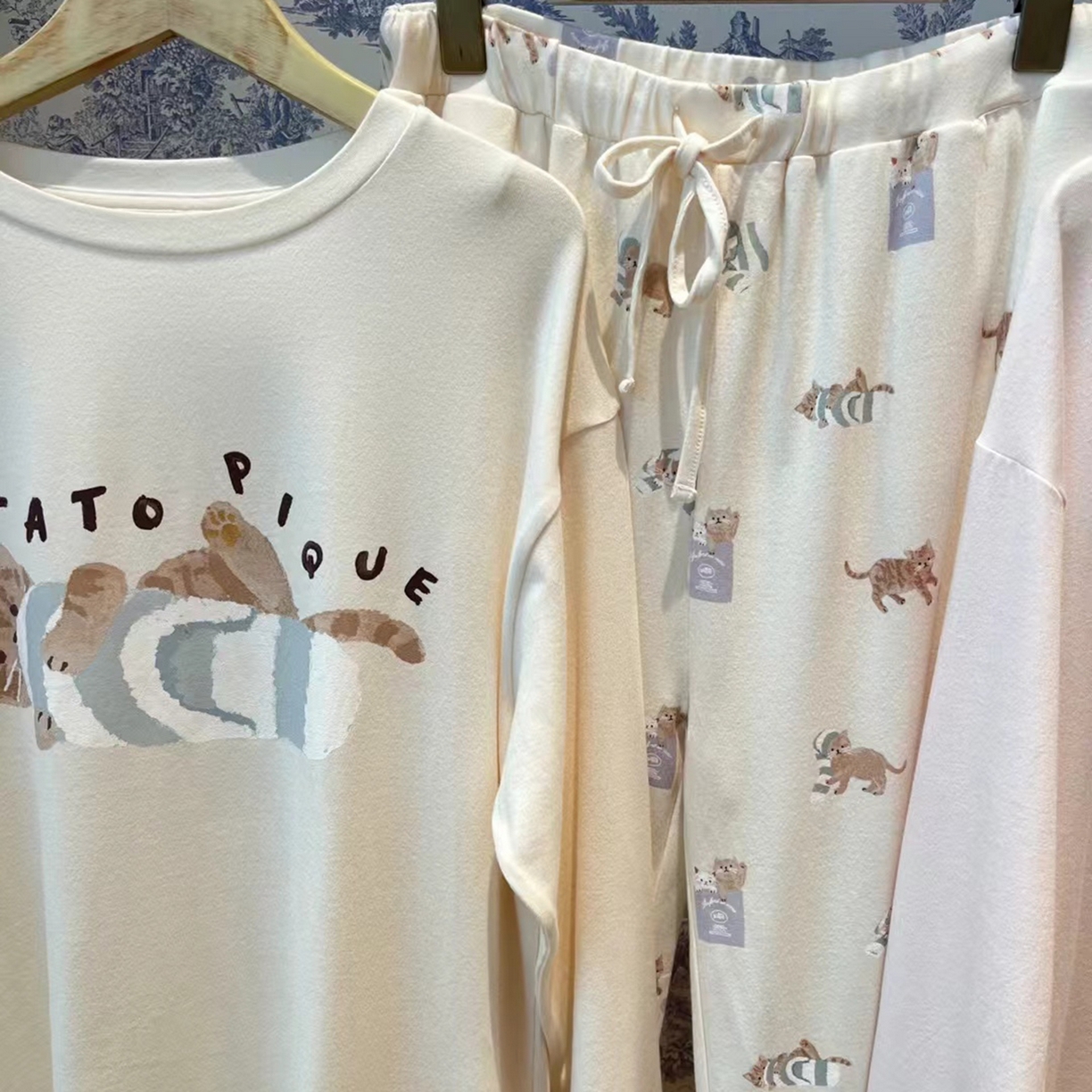 91家纺网 家纺一手货源 找家纺 妍景家居生活馆 2026新款猫咪拖鞋套装 白色