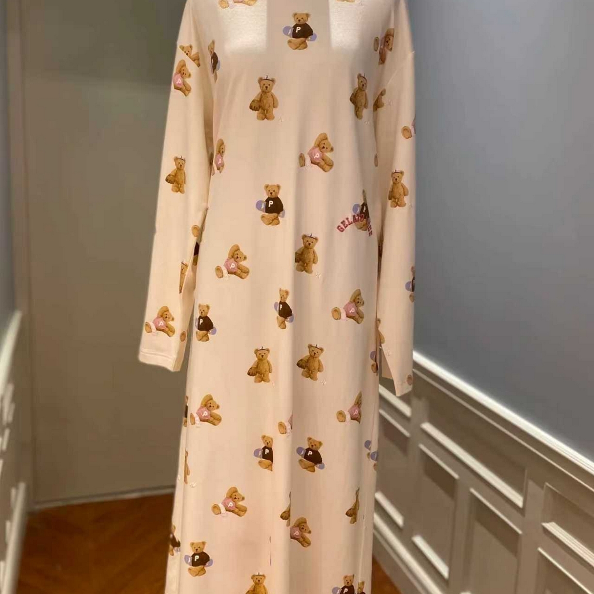 91家纺网 家纺一手货源 找家纺 妍景家居生活馆 2026新款满印运动小熊睡裙 白色