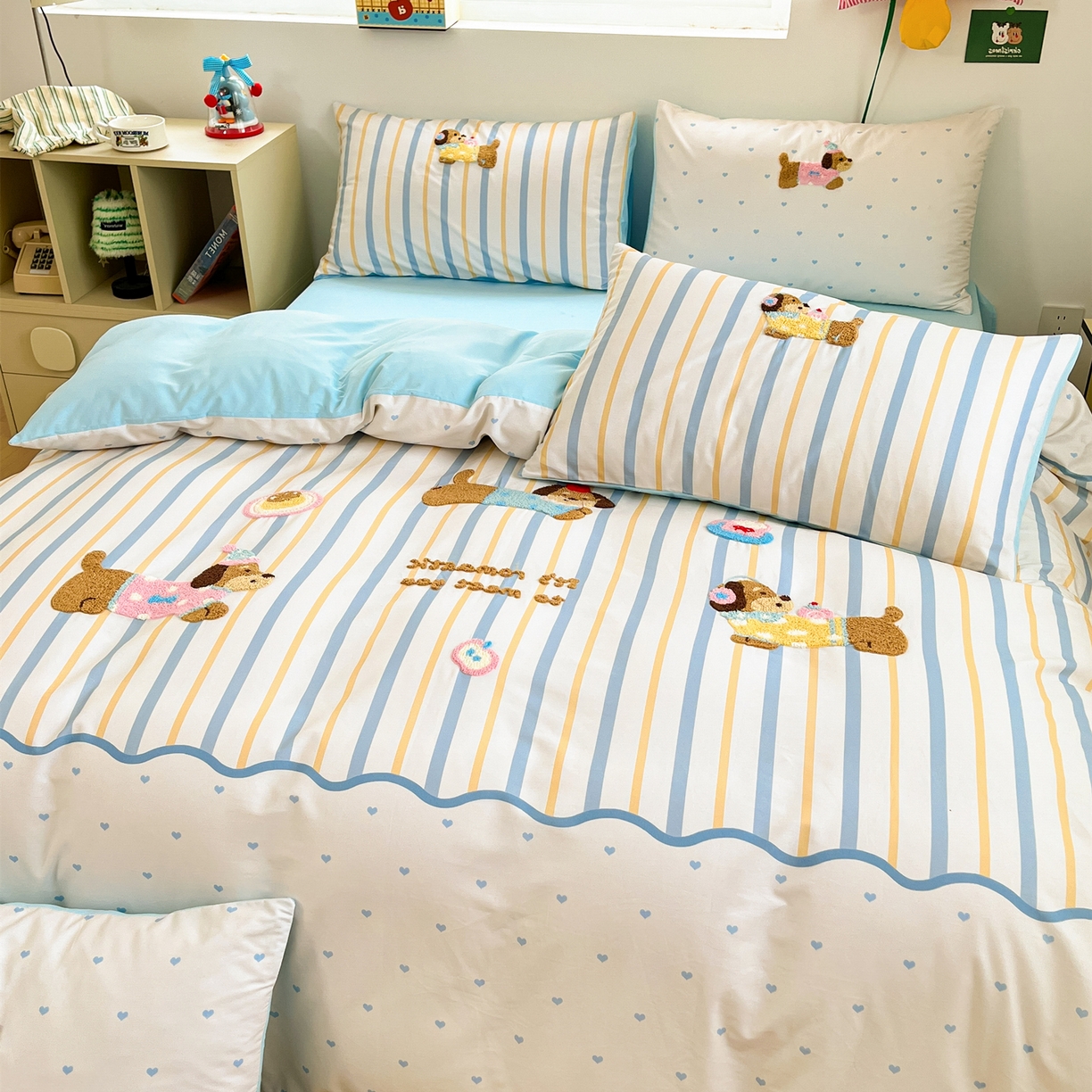 91家纺网 家纺一手货源 找家纺 丽涵家纺 2026新款全棉纯棉数码印大版定位毛巾绣四件套 休闲音乐狗