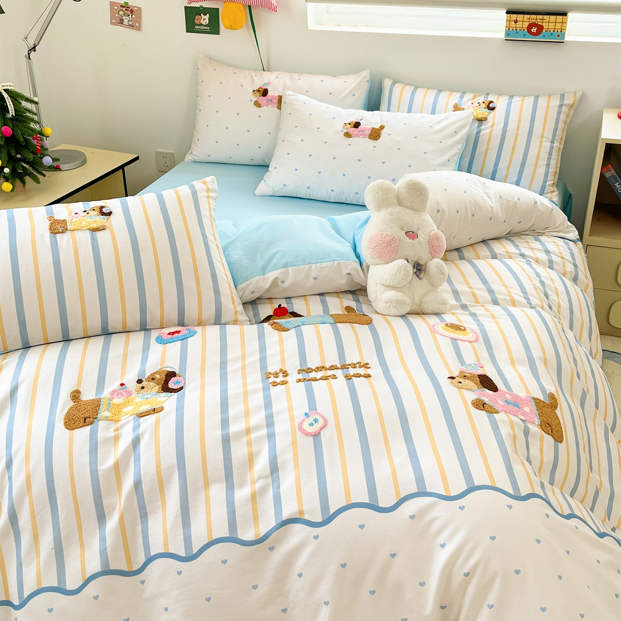 91家纺网 家纺一手货源 找家纺 丽涵家纺 2026新款全棉纯棉数码印大版定位毛巾绣四件套 休闲音乐狗