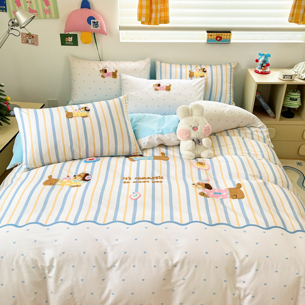 91家纺网 家纺一手货源 找家纺 丽涵家纺 2026新款全棉纯棉数码印大版定位毛巾绣四件套 休闲音乐狗