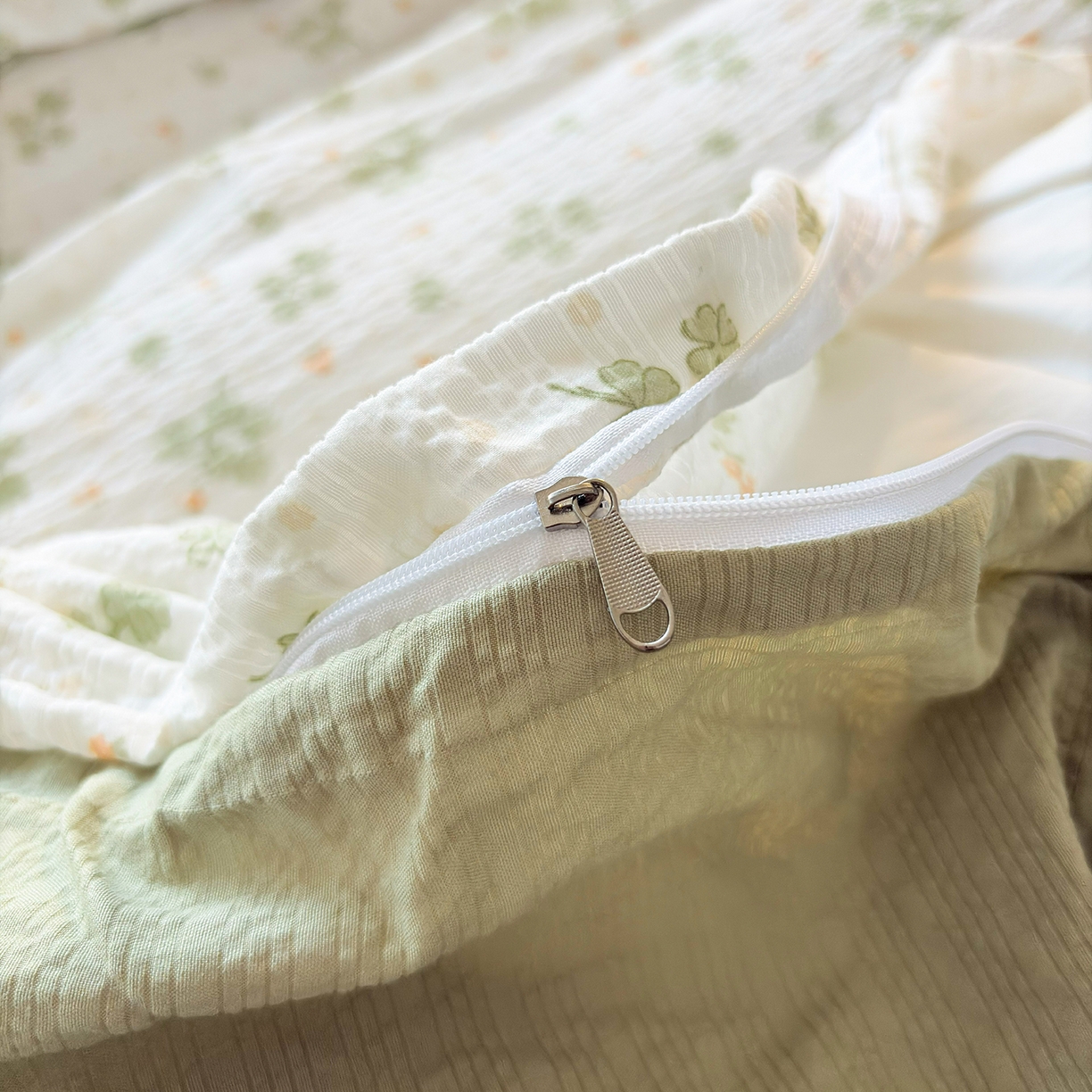 91家纺网 家纺一手货源 找家纺 民新家纺 2026新款泡芙双层纱床盖款四件套 幸运星