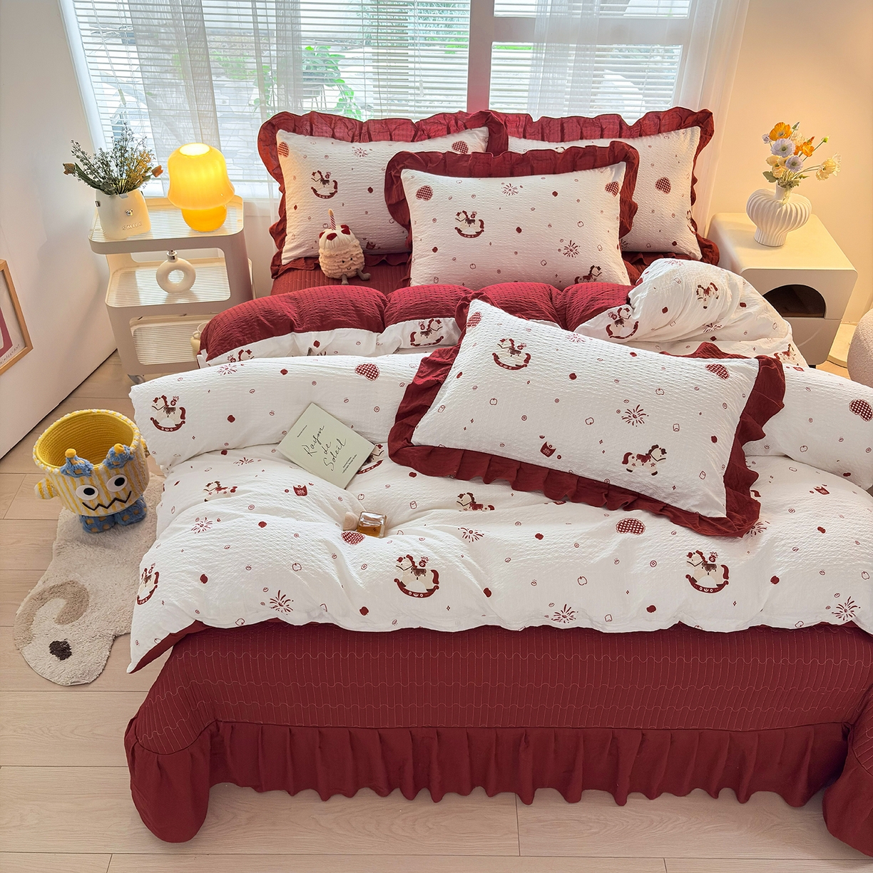 91家纺网 家纺一手货源 找家纺 民新家纺 2026新款泡芙双层纱床盖款四件套 鸿运小马