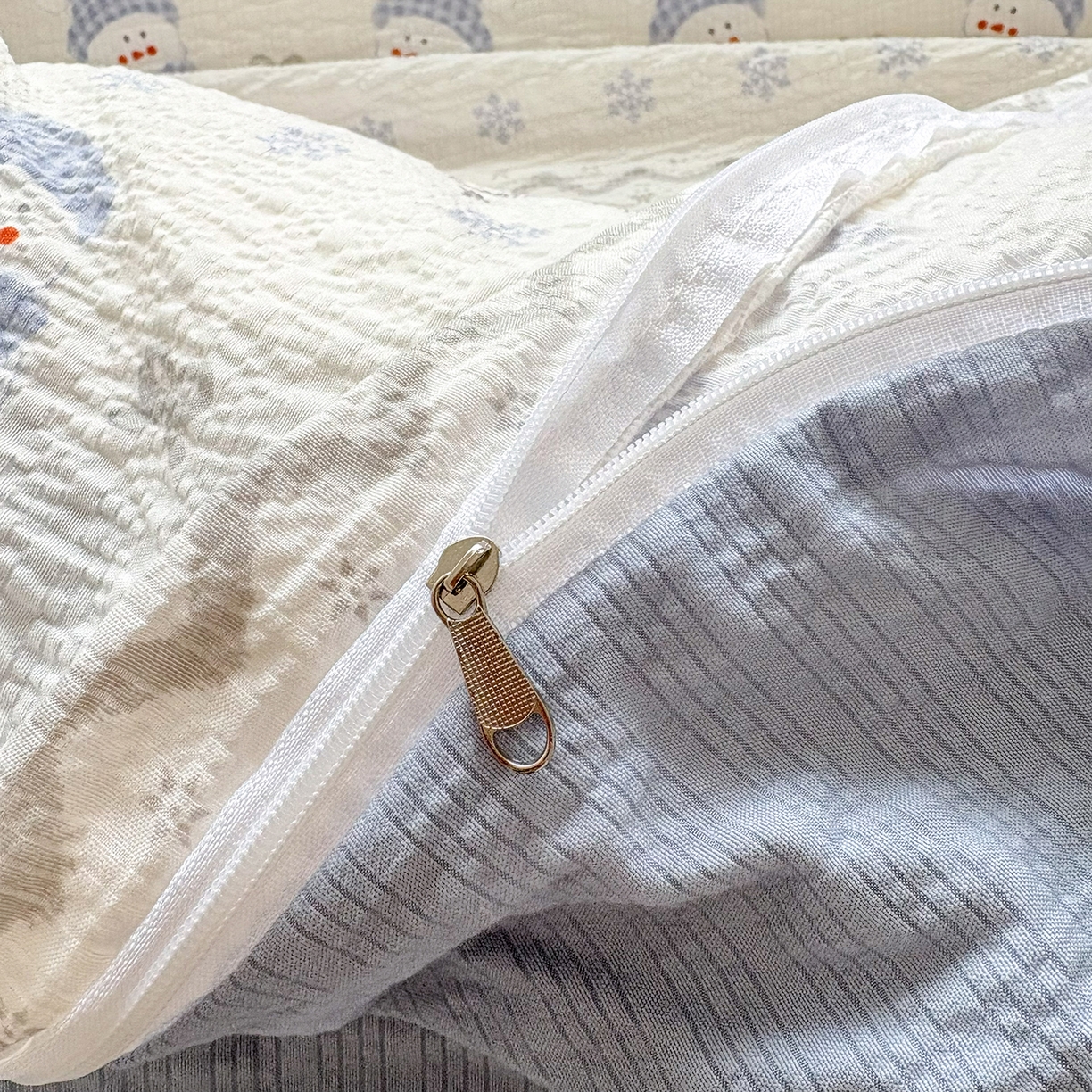 91家纺网 家纺一手货源 找家纺 民新家纺 2026新款泡芙双层纱床盖款四件套 小雪人-蓝