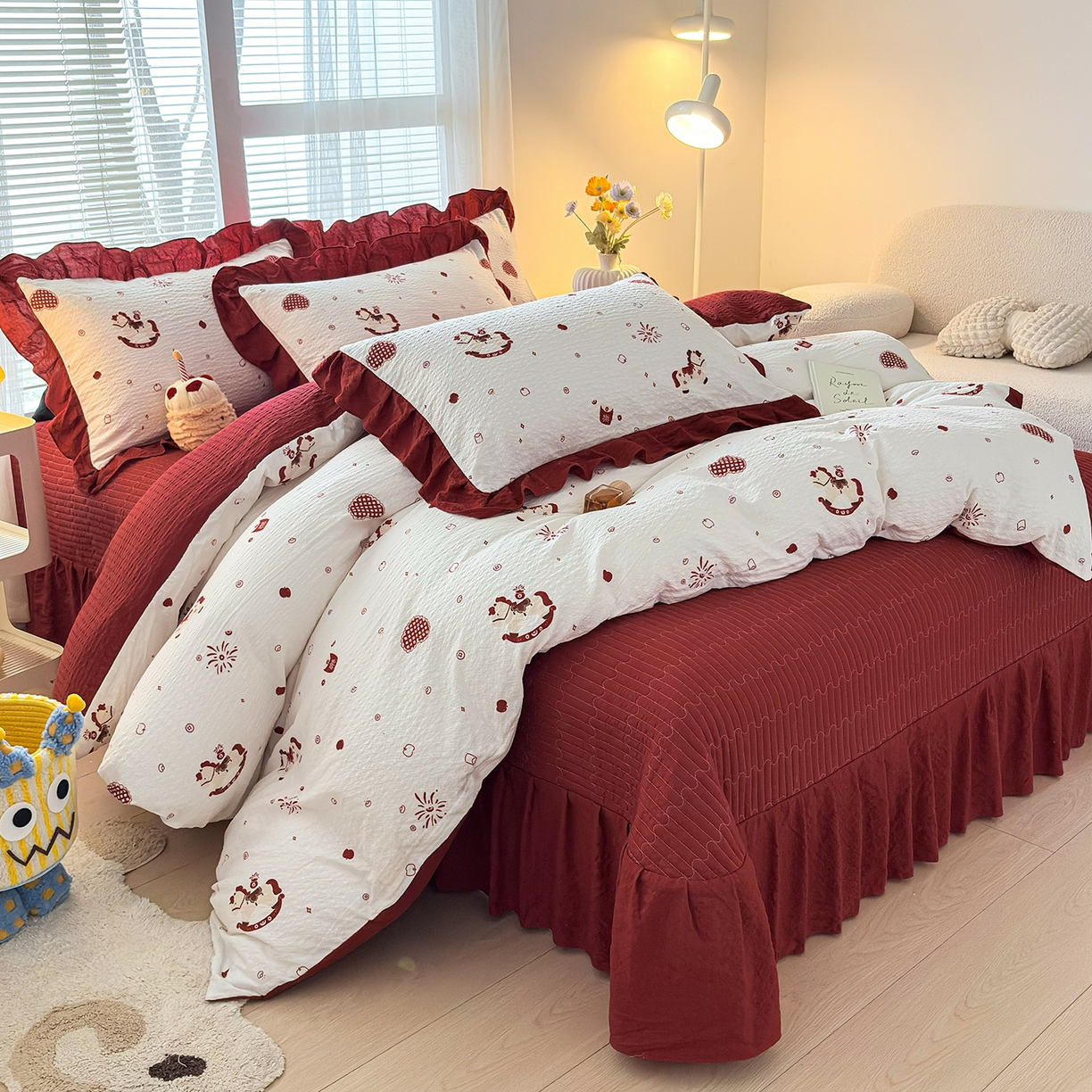 91家纺网 家纺一手货源 找家纺 民新家纺 2026新款泡芙双层纱床盖款四件套 鸿运小马