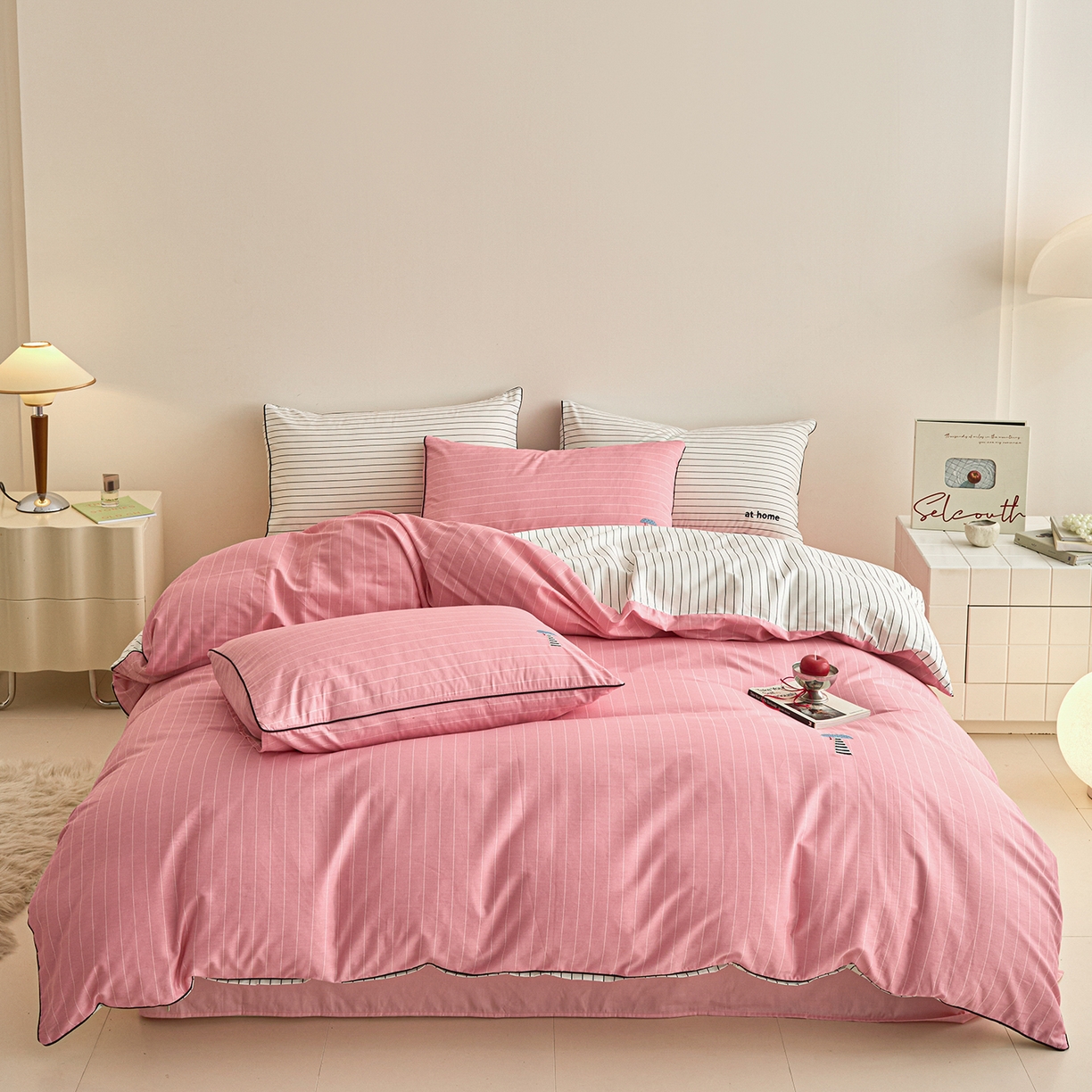 91家纺网 家纺一手货源 找家纺 （总）蓝邻家纺 2026新款全棉纯棉40s“at hone”绣花四件套系列