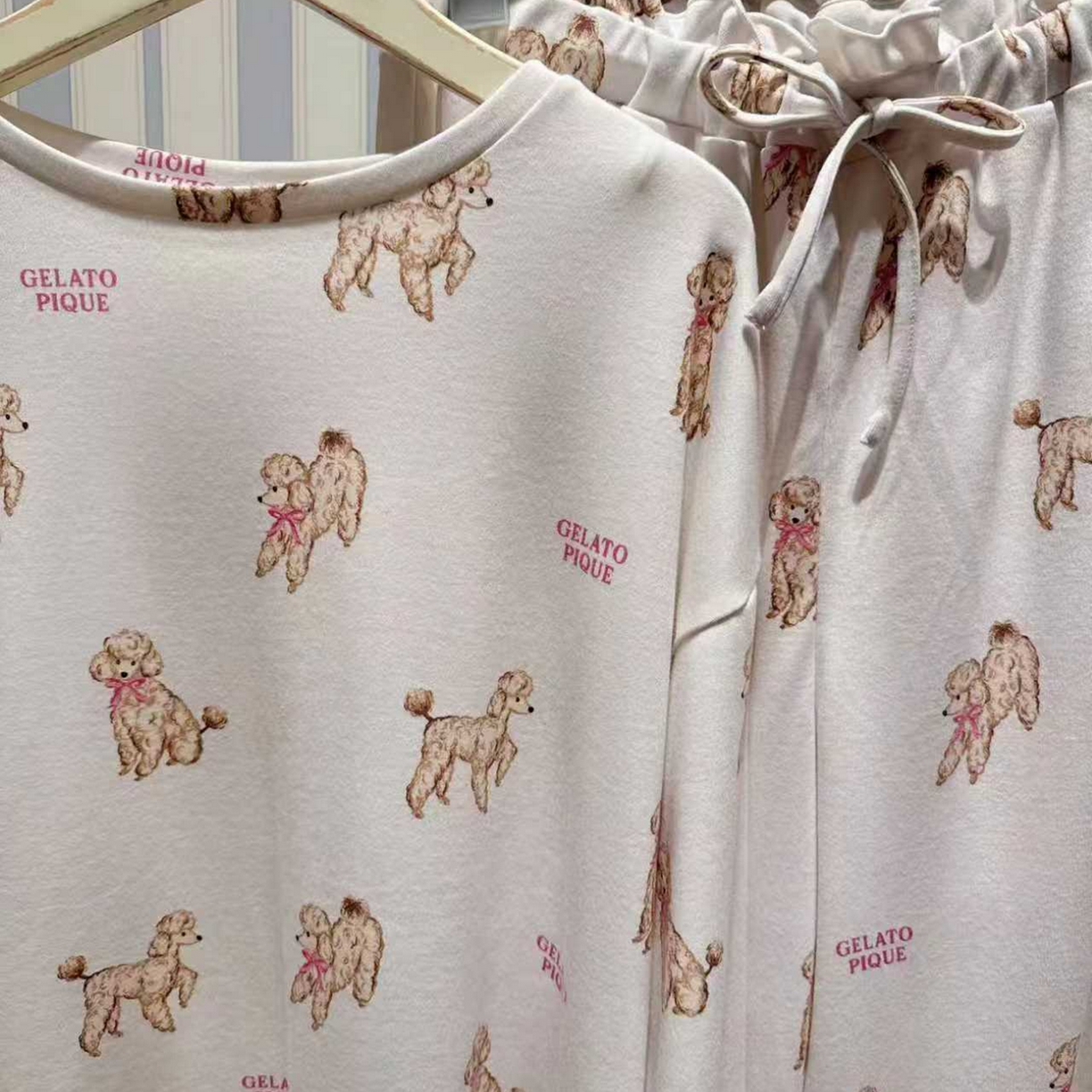 91家纺网 家纺一手货源 找家纺 妍景家居生活馆 2026新款混纺-满印贵宾犬套装 米白色