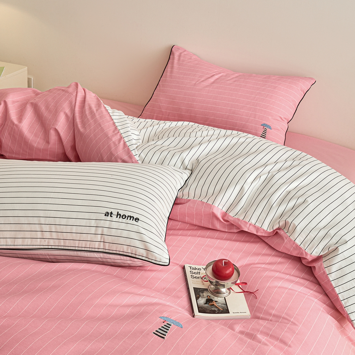 91家纺网 家纺一手货源 找家纺 （总）蓝邻家纺 2026新款全棉纯棉40s“at hone”绣花四件套系列