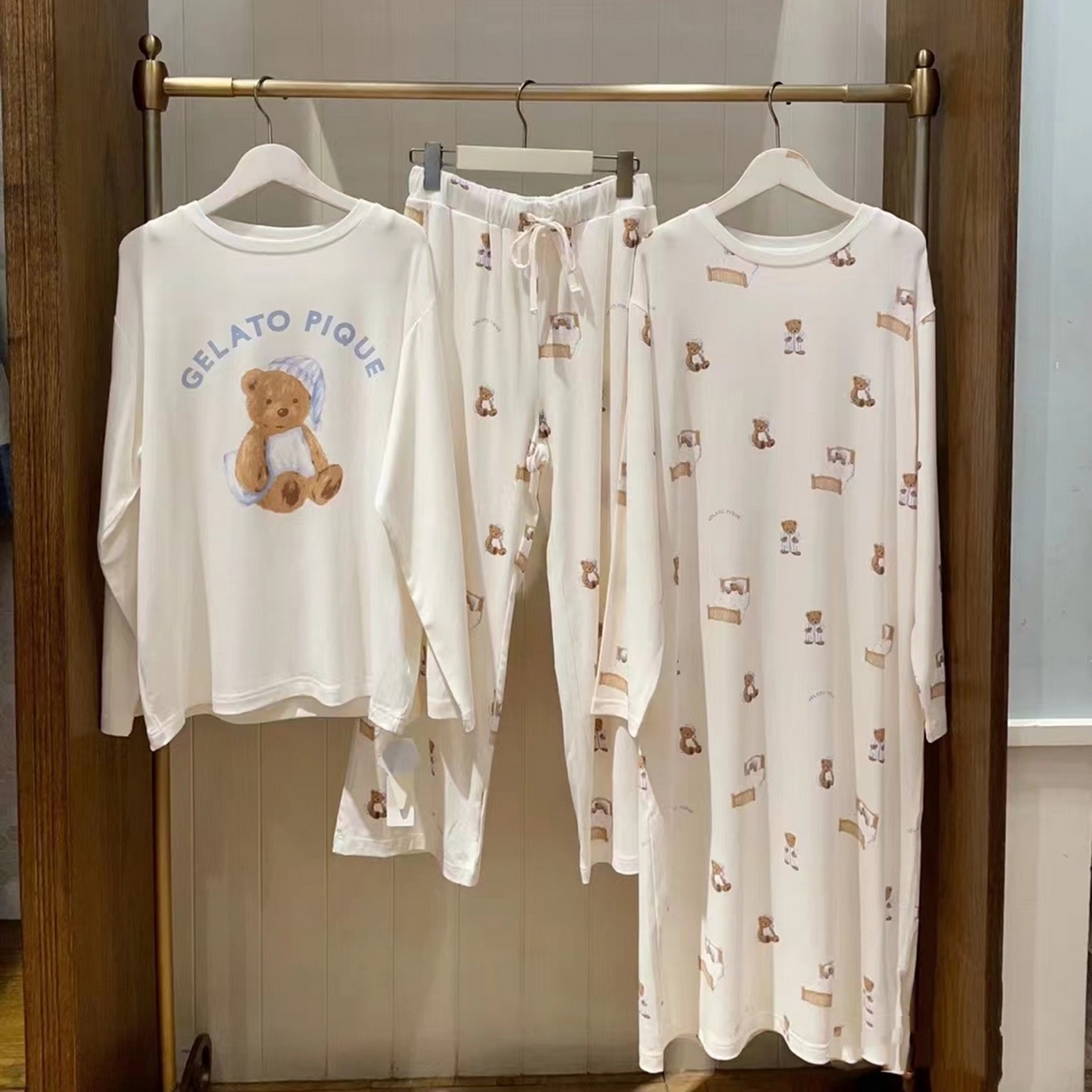 91家纺网 家纺一手货源 找家纺 妍景家居生活馆 2026新款抱枕带帽小熊套装 米白色