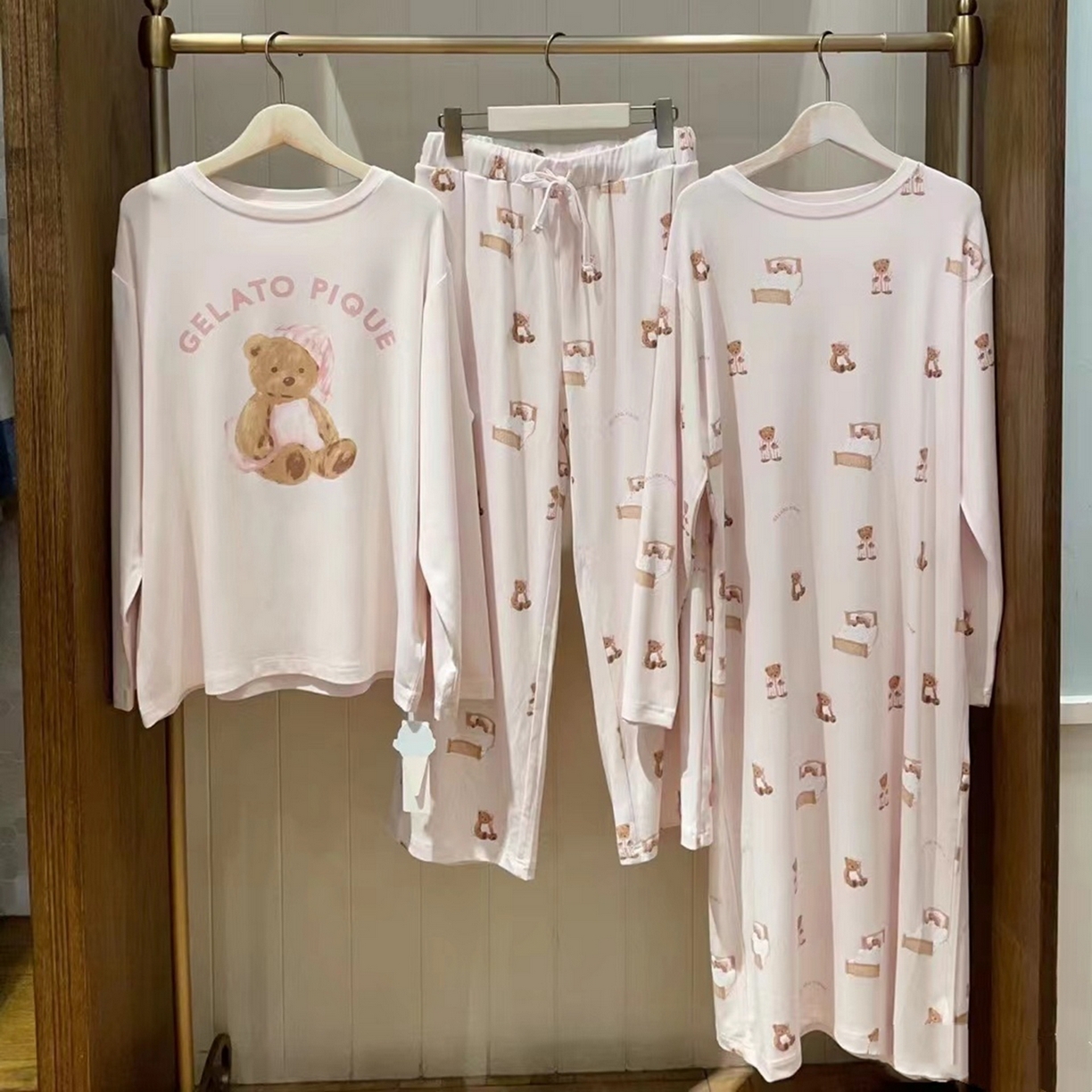 91家纺网 家纺一手货源 找家纺 妍景家居生活馆 2026新款抱枕带帽小熊套装 粉色