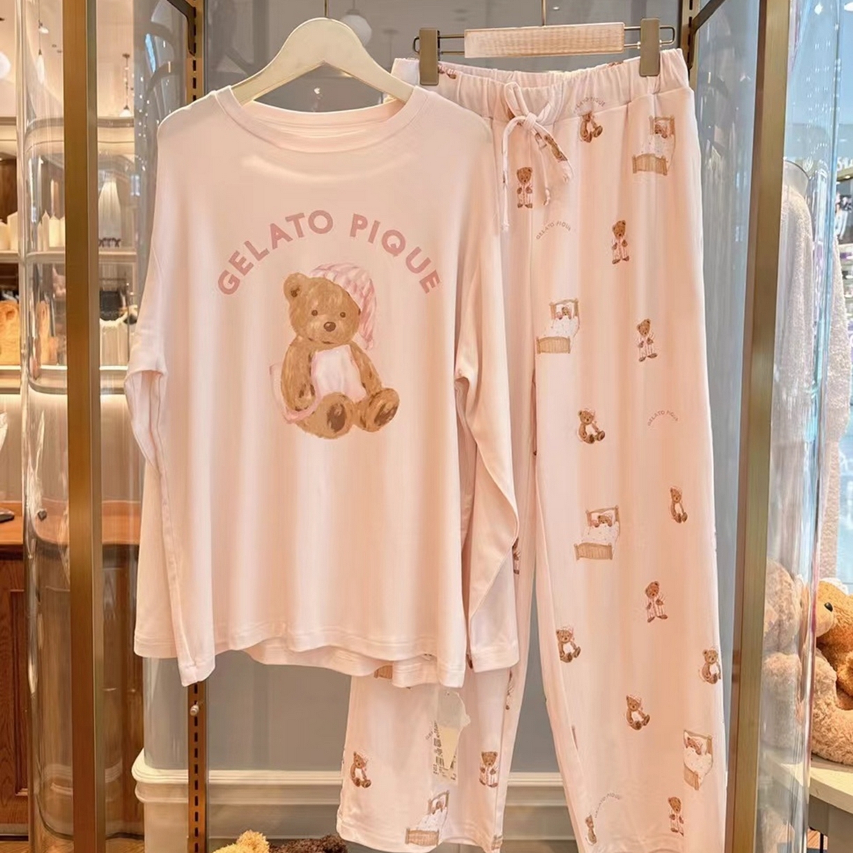 91家纺网 家纺一手货源 找家纺 妍景家居生活馆 2026新款抱枕带帽小熊套装 粉色