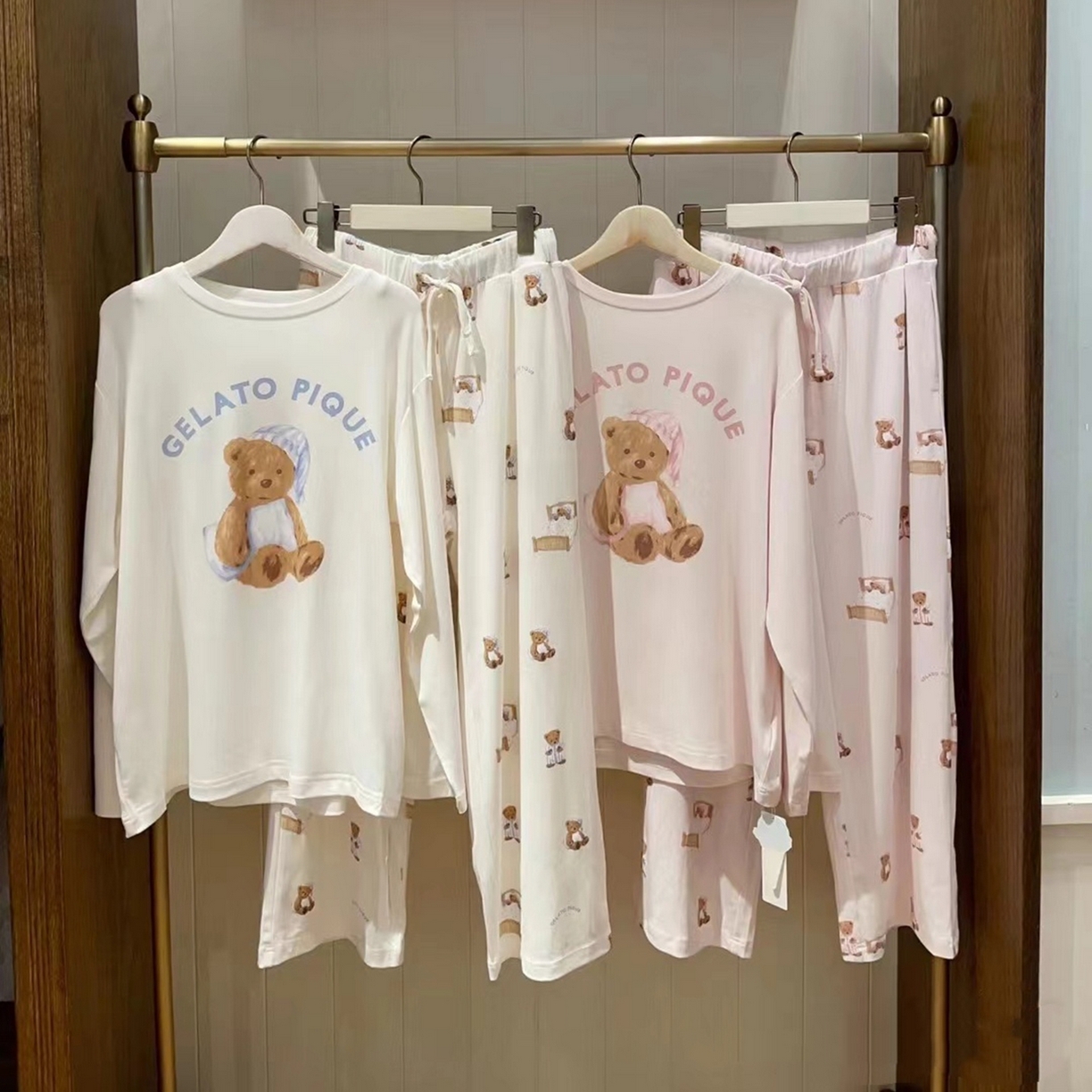 91家纺网 家纺一手货源 找家纺 妍景家居生活馆 2026新款抱枕带帽小熊套装 粉色