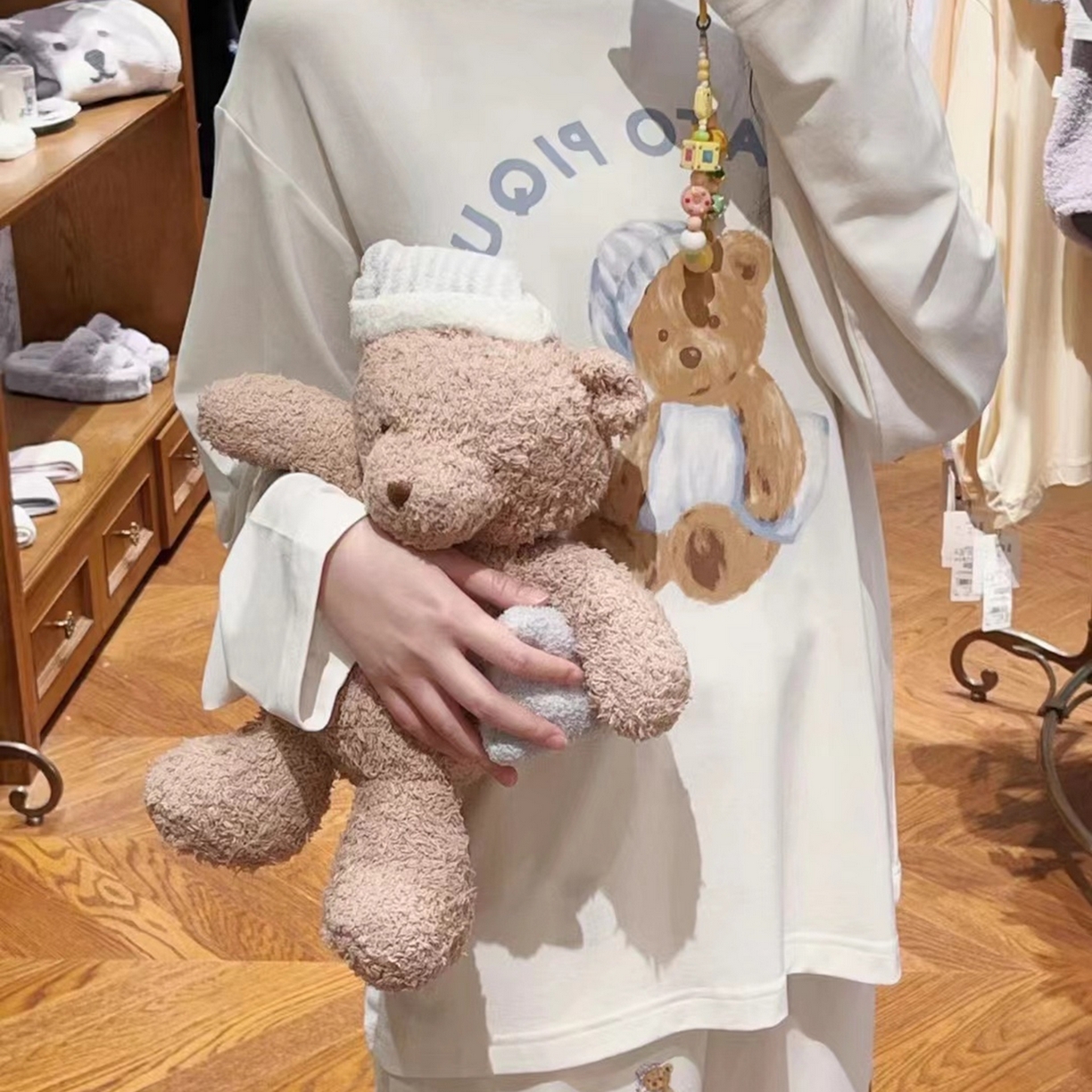 91家纺网 家纺一手货源 找家纺 （总）妍景家居生活馆 2026新款抱枕带帽小熊套装