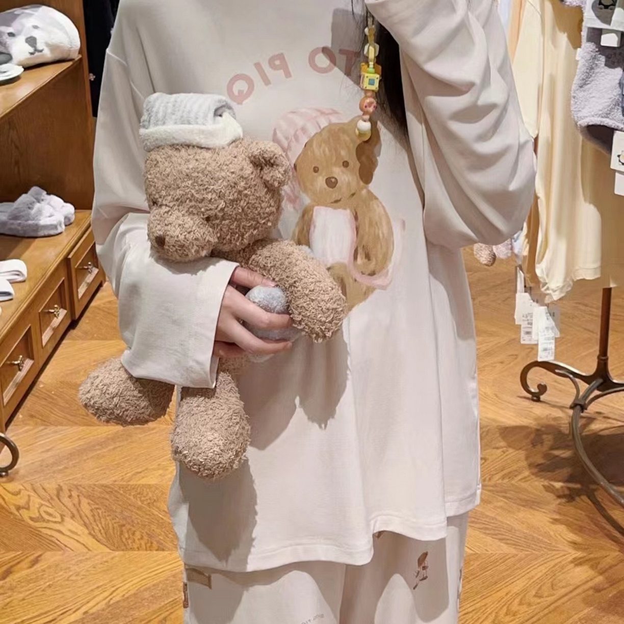 91家纺网 家纺一手货源 找家纺 妍景家居生活馆 2026新款抱枕带帽小熊套装 粉色