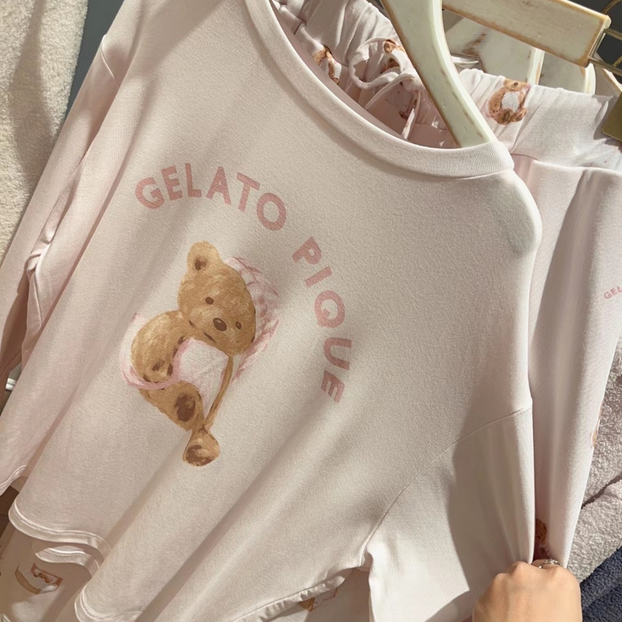 91家纺网 家纺一手货源 找家纺 妍景家居生活馆 2026新款抱枕带帽小熊套装 粉色