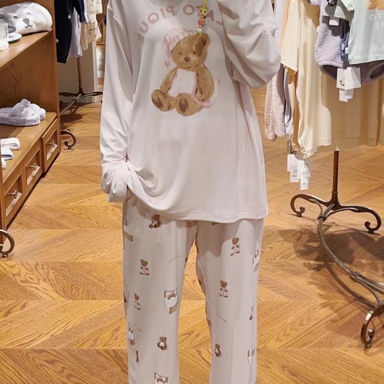 91家纺网 家纺一手货源 找家纺 妍景家居生活馆 2026新款抱枕带帽小熊套装 粉色